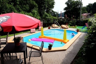 Rouben� chalupa s baz�nem - �ern� hora - �pi��k