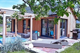 Nov objekt: Chata s baznem - u hradu Trosky - esk rj 7C-065