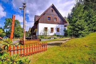 Chalupa a vířivka - klid a výhled na Jizerské hory