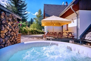 Chalupa a vířivka - klid a výhled na Jizerské hory