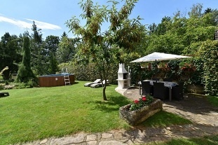 Chalupa s baznem - esk Rj - Hrub Skla