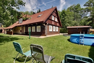 Recenze: Pron�jem chalupa Skuhrov - �esk� r�j - baz�n