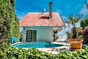 Chata s bazénem u řeky Lužnice - jižní Čechy