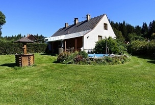 Chalupa s baz�nem - Lipensk� jezero - ji�n� �echy