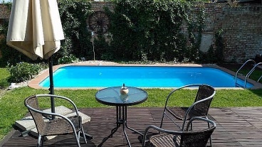 Chalupa s baz�nem a vinn� sklep - ji�n� Morava