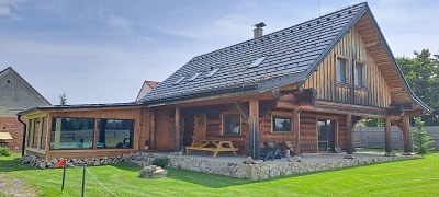 Recenze: Srub u Holubů s bazénem a finskou saunou