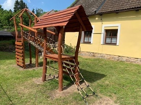 Chalupa s baz�nem - hrad Pern�tejn - p�ehrada V�r