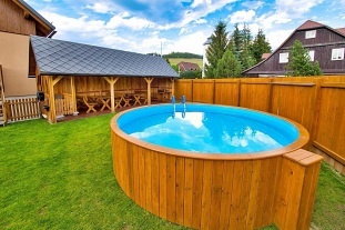 Chalupa bazén a dětské hřiště - Buková hora