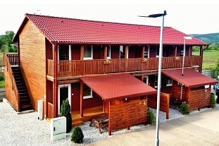 Chata s apartm�ny - term�ln� koupali�t� Vada�