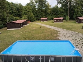 Chaty s baznem - zmek Loue - Nymbursko