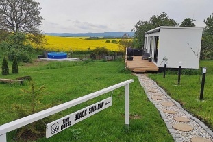 Tiny House Black Swallow - glamping Hostkovice