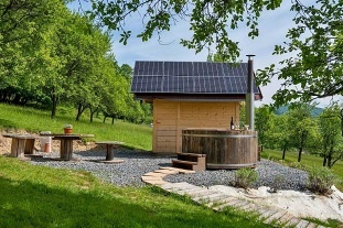 Chata a koupac sud - glamping na samot Zlnsko