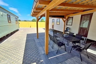 Dv� chaty u Novoml�nsk� vodn� n�dr�e - P�lava