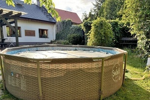 Nov� objekt: Chalupa baz�n a koupac� sud - u hradu Bouzov 1M-320