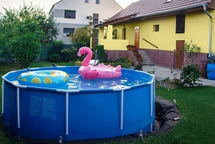 Chalupa s baznem - hrad Bouzov - Konice