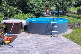 Chalupa s baznem - hrad Pecka - esk rj