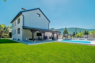 Recenze: Apartm�nov� chata a baz�n - Jizerskohorsk� bu�iny