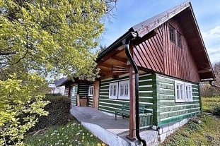 Rouben� chalupa a baz�n - v�hled na hrad Trosky