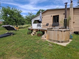 Nov� objekt: Glamping chata a koupac� sud - vodn� z�mek Blatn� 2C-568