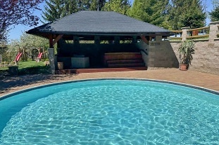 Chalupa s baz�nem a v��ivkou - Toulovcovy Ma�tale