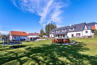 Chalupa s baz�nem - u p�ehrady Lipno - ji�n� �echy