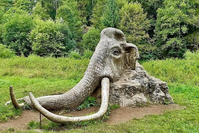 Rozštípená skála a strážce mamut